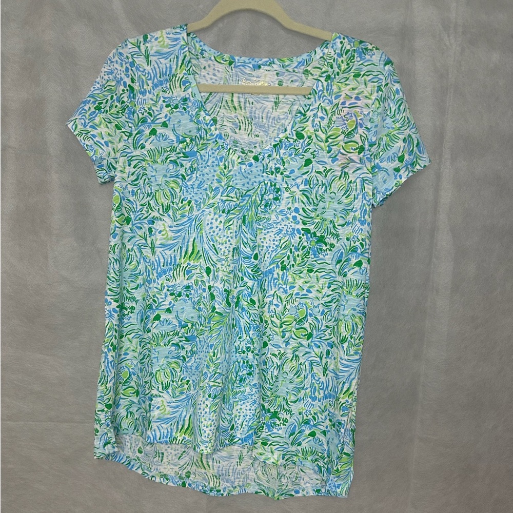 New Lilly Pulitzer Etta V-Neck Hydra Blue Dandy Lions Tee, Size Medium